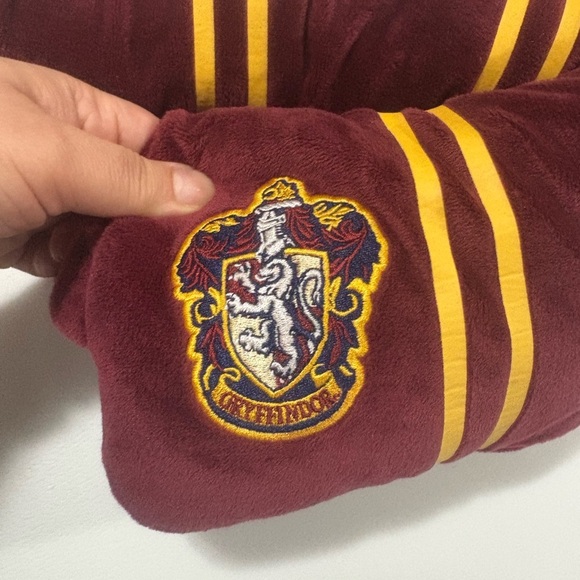 Harry Potter travel neck pillow and blanket - unique pillow for gryffindor fan - Picture 6 of 8